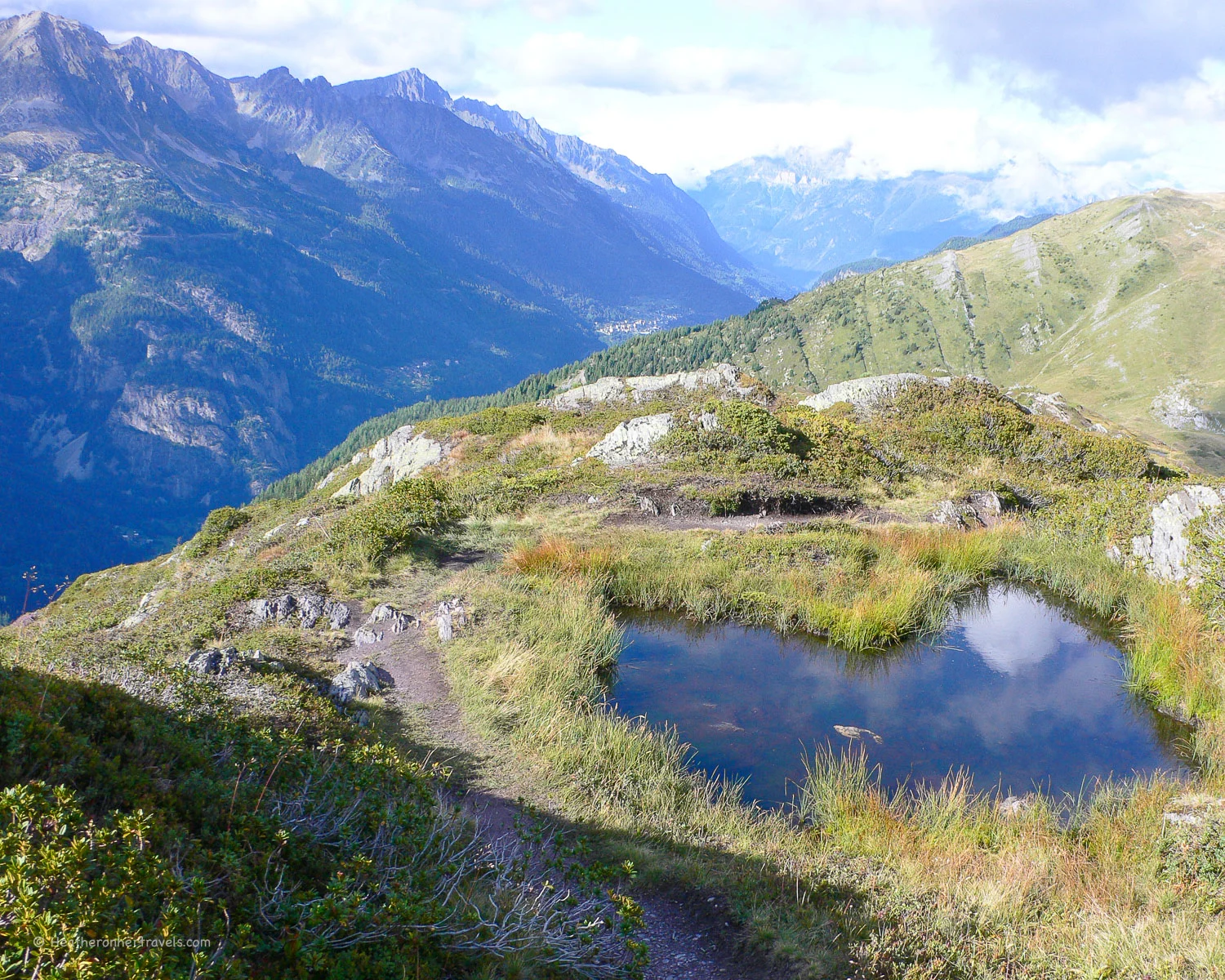 Walking down from L'Aiguillette des Possettes