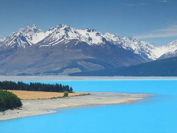 Turquoise colored water of Lake Pukaki Photo: Peter Nijenhuis of Flickr