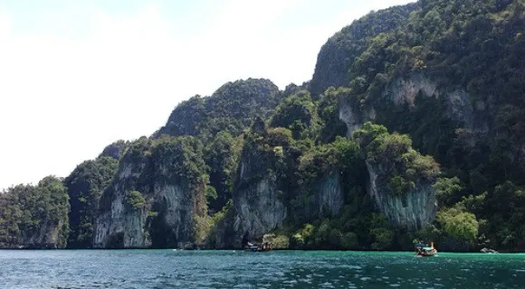 Ko Phi Phi snorkelling island Photo: Heatheronhertravels.com