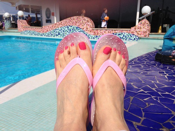 Qué llevar en un Crucero por el Mediterráneo a bordo del MSC Splendida con mis chanclas FlopZ Foto: Heatheronhertravels.com