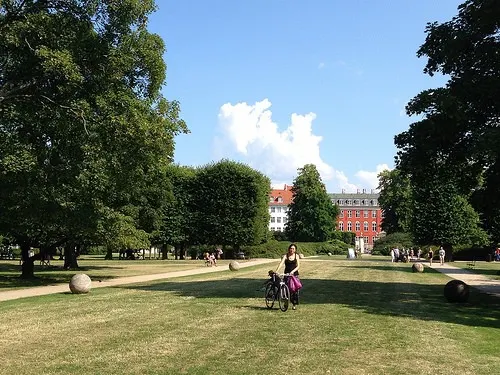 A picnic in the Kings Garden Kongens Have in Copenhagen Photo: Heatheronhertravels.com