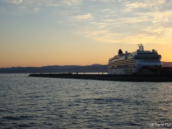 Things to do in Victoria BC - Ogden Point, Victoria, BC Photo: gr8traveltips.com