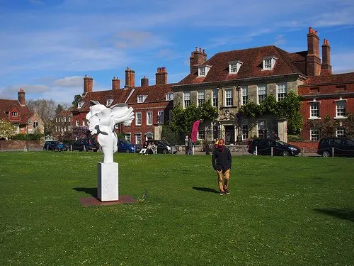 Mompesson House in Salisbury Cathedral Close Photo: Heatheronhertravels.com