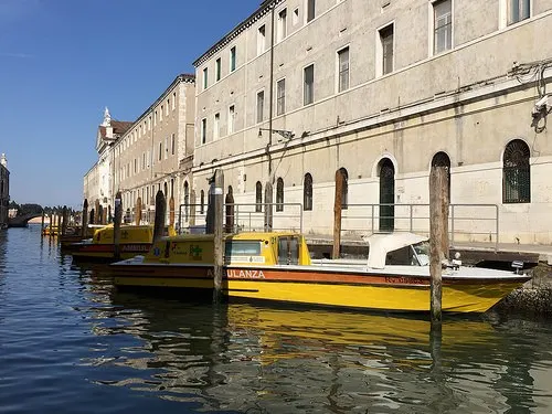 Yellow ambulances outside the Hospital in Venice Photo: Heatheronhertravels.com