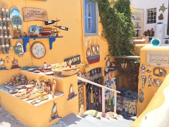 Shopping in Oia, Santorini, Greece Photo: Heatheronhertravels.com