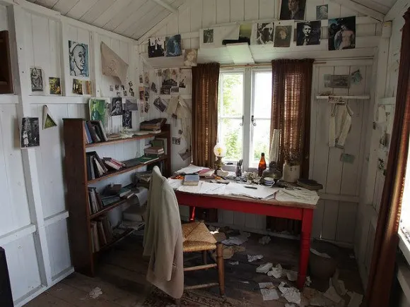 Dylan Thomas writing shed in Laugherne Photo: Heatheronhertravels.com