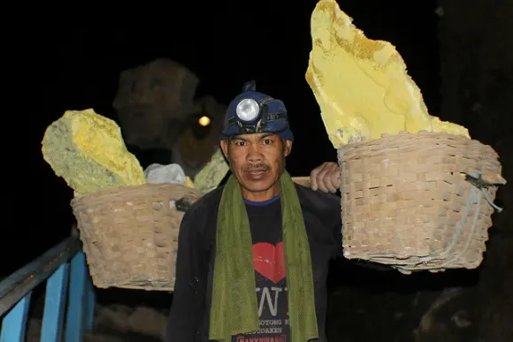 Ijen, Sulphur miner in crater Photo: Heatheronhertravels.com