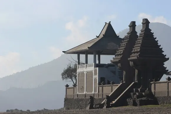 Mount Bromo, Sea of sands Hindu temple Photo: Heatheronhertravels.com