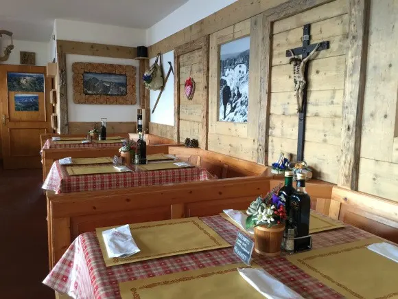 Dining room at Kolnerhutte in South Tyrol Photo: Heatheronhertravels.com