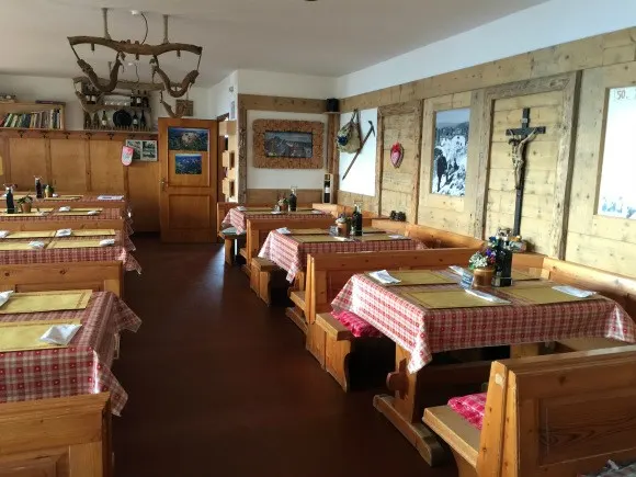 Dining room at kolnerhutte in South Tyrol Photo: Heatheronhertravels.com