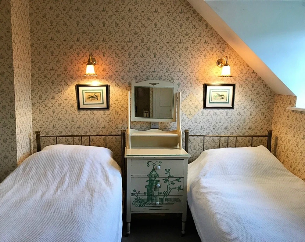 Twin bedroom Aintree - Bruern Cottages - Photo Heatheronhertravels.com