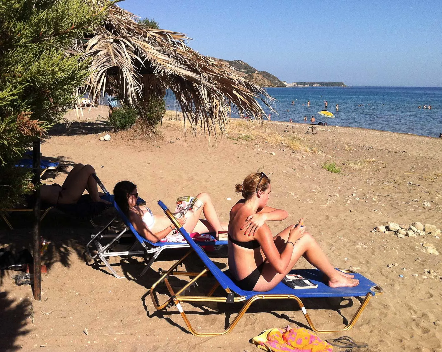 6 things the English girls get wrong on the beach in Greece!